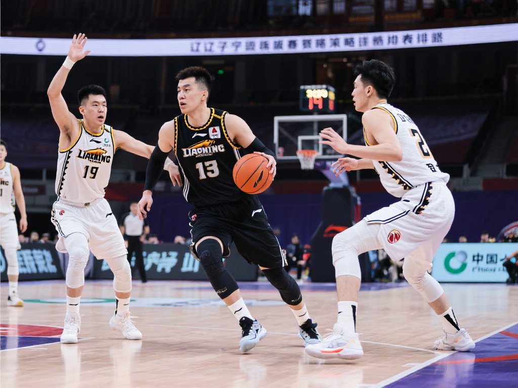 辽宁男篮小组赛4场全胜晋级8强，韩德君21分宝刀不老，赵继伟21+13全面发挥